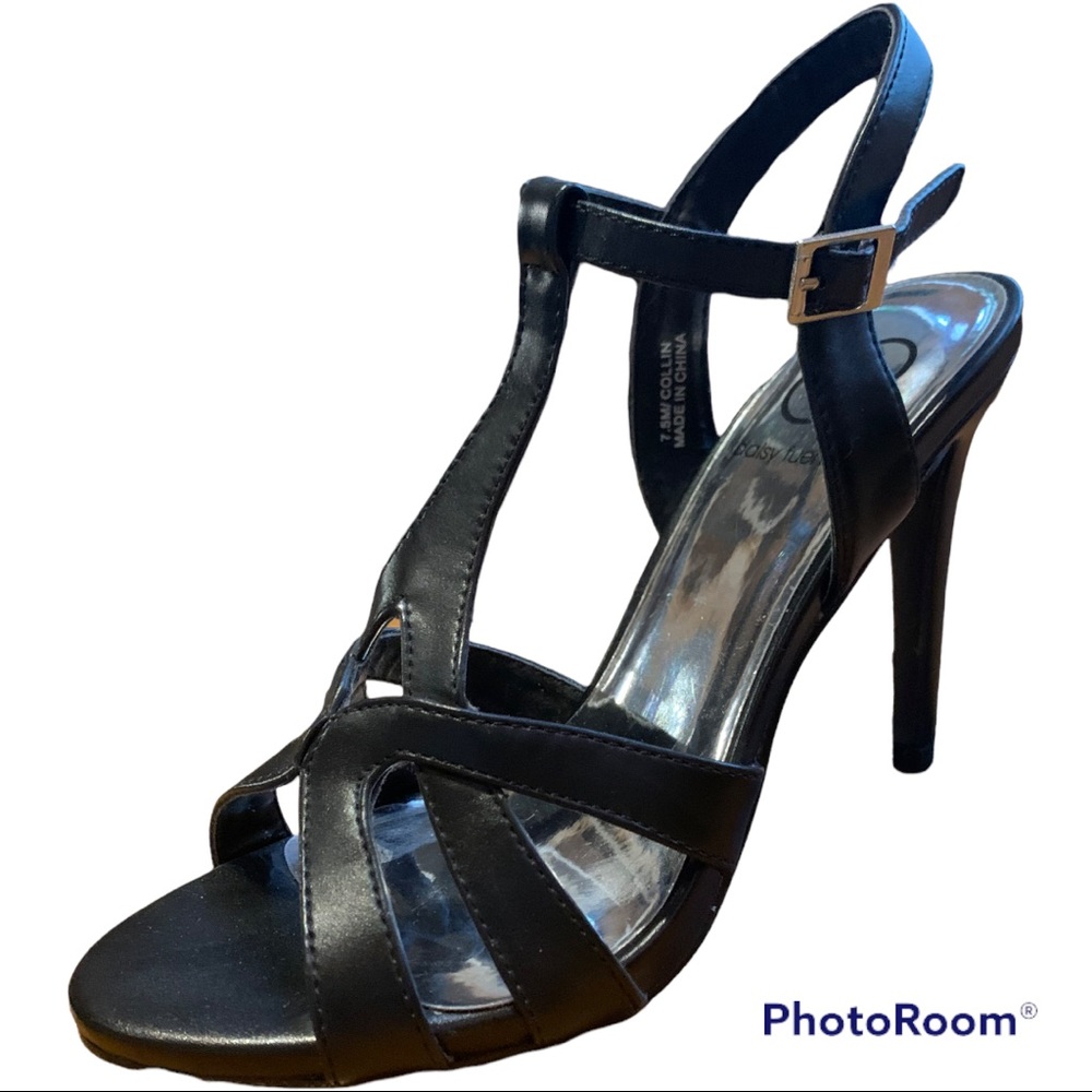 Black 2 inch heel. Like new condition. Size 7 1/2